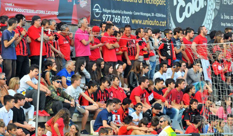 Aficionats del Reus a les graderies del Municipal.