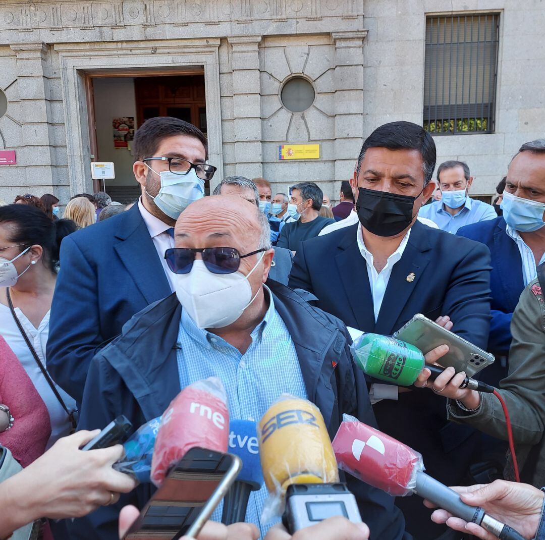 Miembros de la Mesa del Ferrocarril atienden a los medios