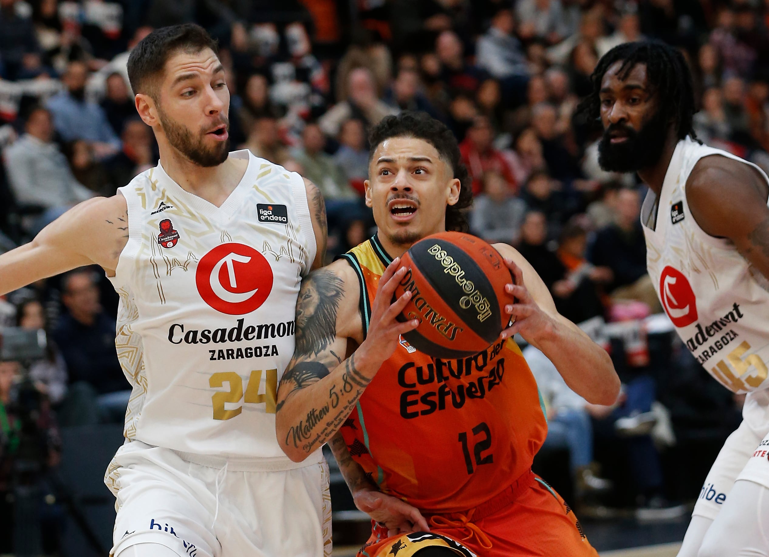 El base estadounidense del Valencia Basket Jonah Radebaugh supera al base serbio del Zaragoza Stefan Jovic durante un encuentro correspondiente a la jornada 17 de la Liga Endesa disputado en el pabellón de la Fuente de San Luis de Valencia entre Valencia Basket y Zaragoza. EFE/ Miguel Ángel Polo