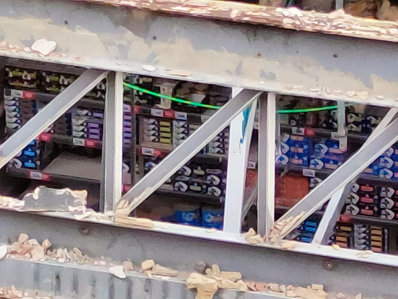 Restos de comida que quedaron en el interior del supermercado.