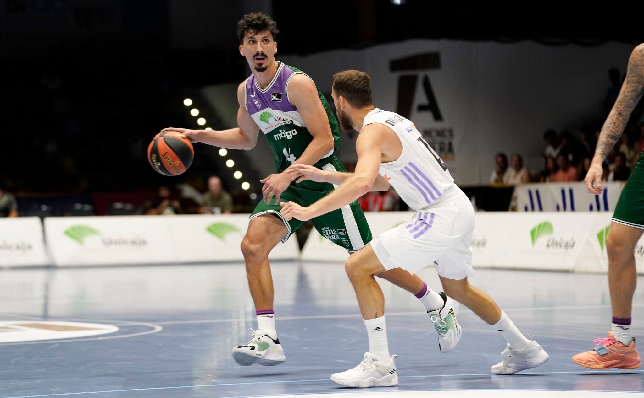 Djedovic intenta superar la defensa de Sergio Rodríguez