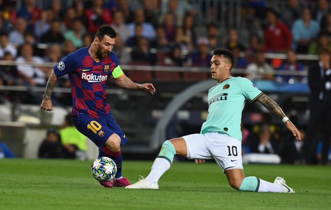 Lionel Messi y Lautaro Martínez, en un partido entre el Barcelona y el Inter en la Champions League.