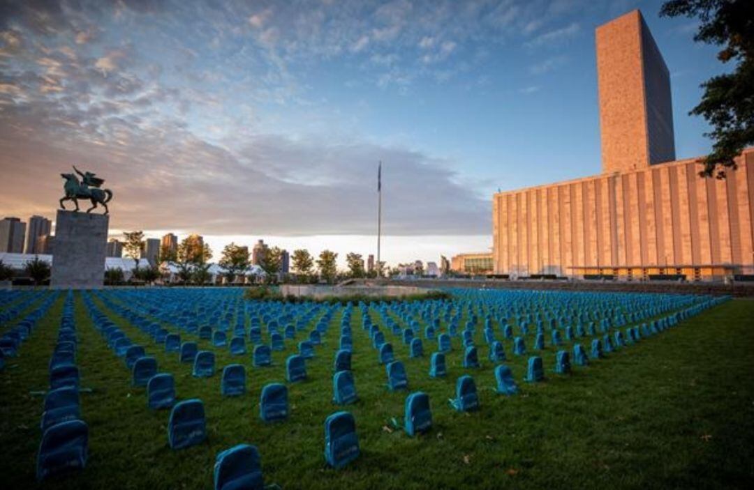 Cementerio de mochilas en la sede de las Naciones Unidas. 