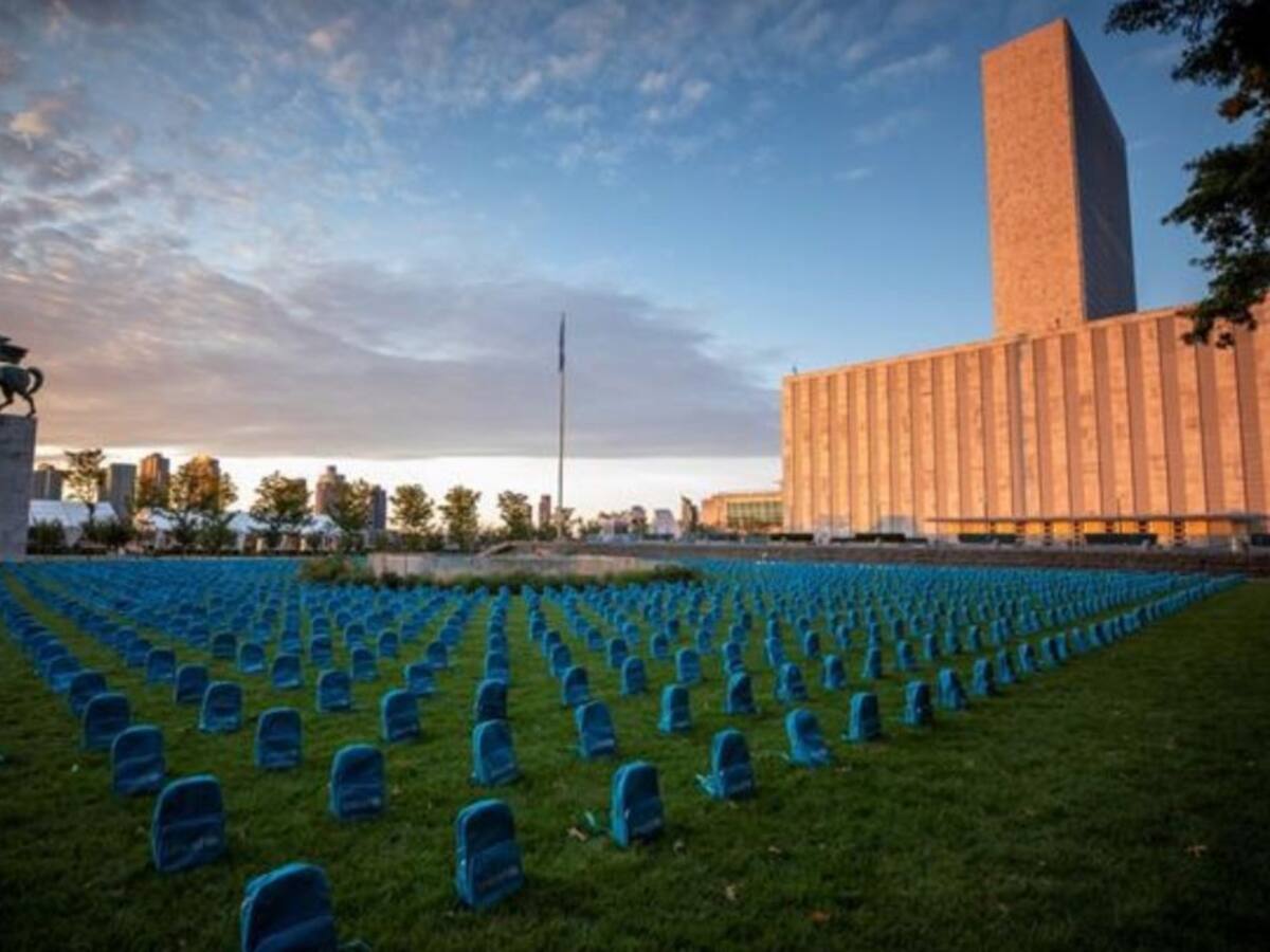Un cementerio de mochilas para recordar a los niños muertos en la guerra