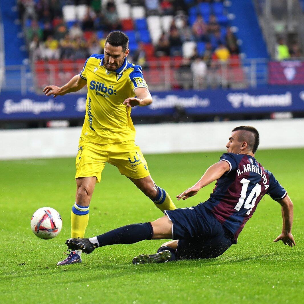 Zaldua en una disputa de balón frente a un jugador del Eibar en la jornada 11 de la Liga Hypermotion. Foto: Cádiz CF.