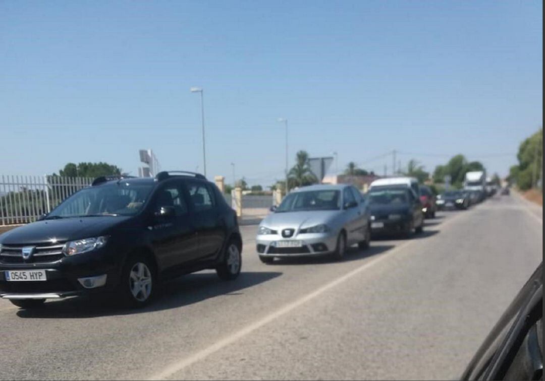 Imagen de las colas que hacen los conductores para entrar o salir de Totana, en fase 1 de la desescalada