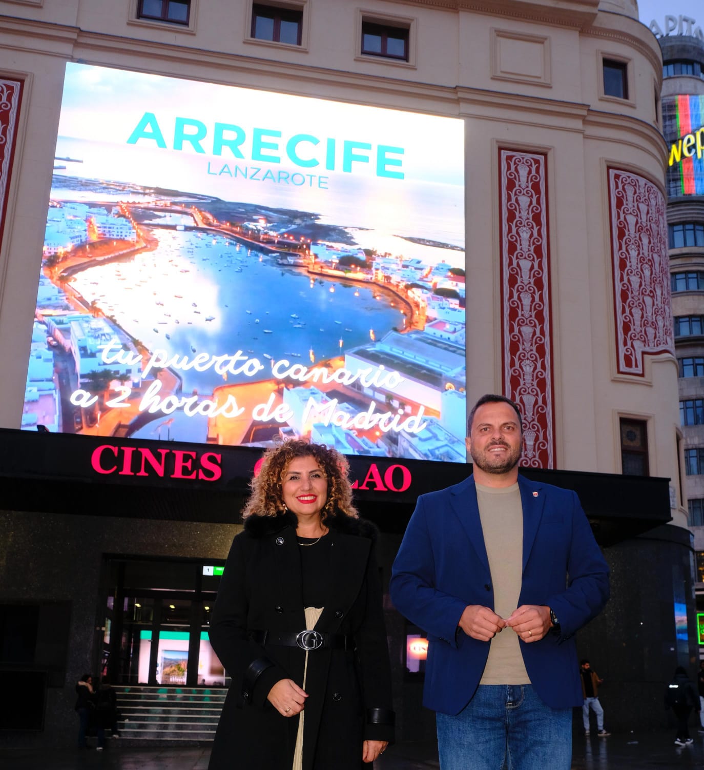 El alcalde de Arrecife, Yonathan de León, y la concejal de Turismo, Eli Merino, en la plaza de Callao en Madrid.