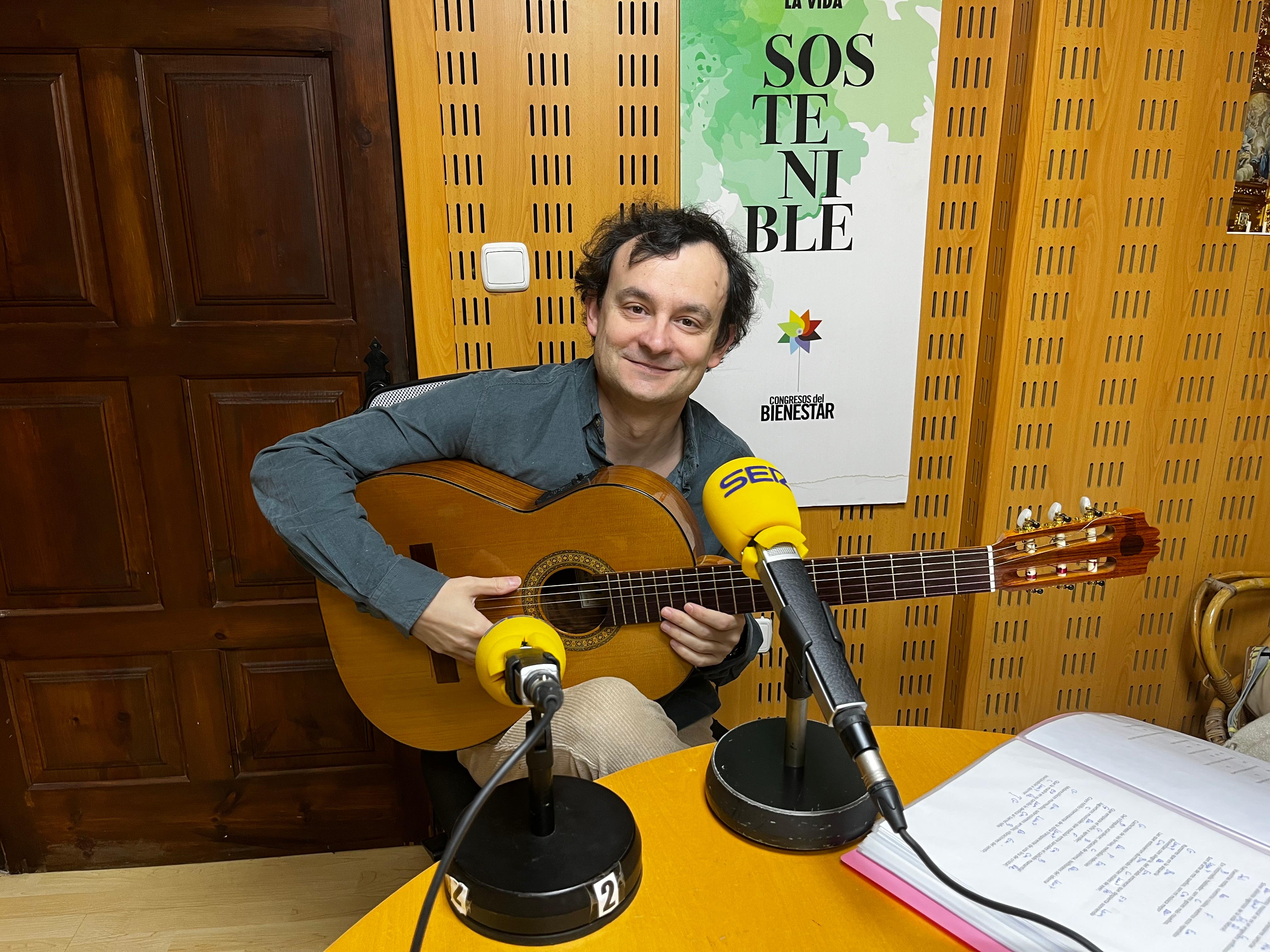 Fernando Triviño en los estudios de la Cadena SER norte de Extremadura