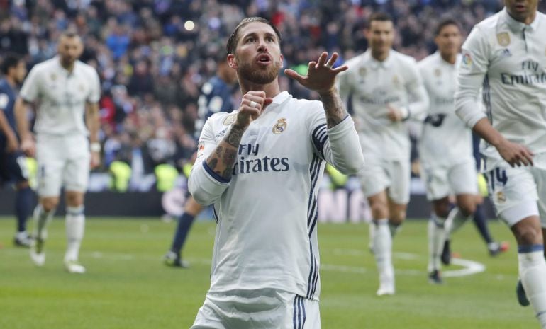 Sergio Ramos celebra su tanto en el Santiago Bernabéu.