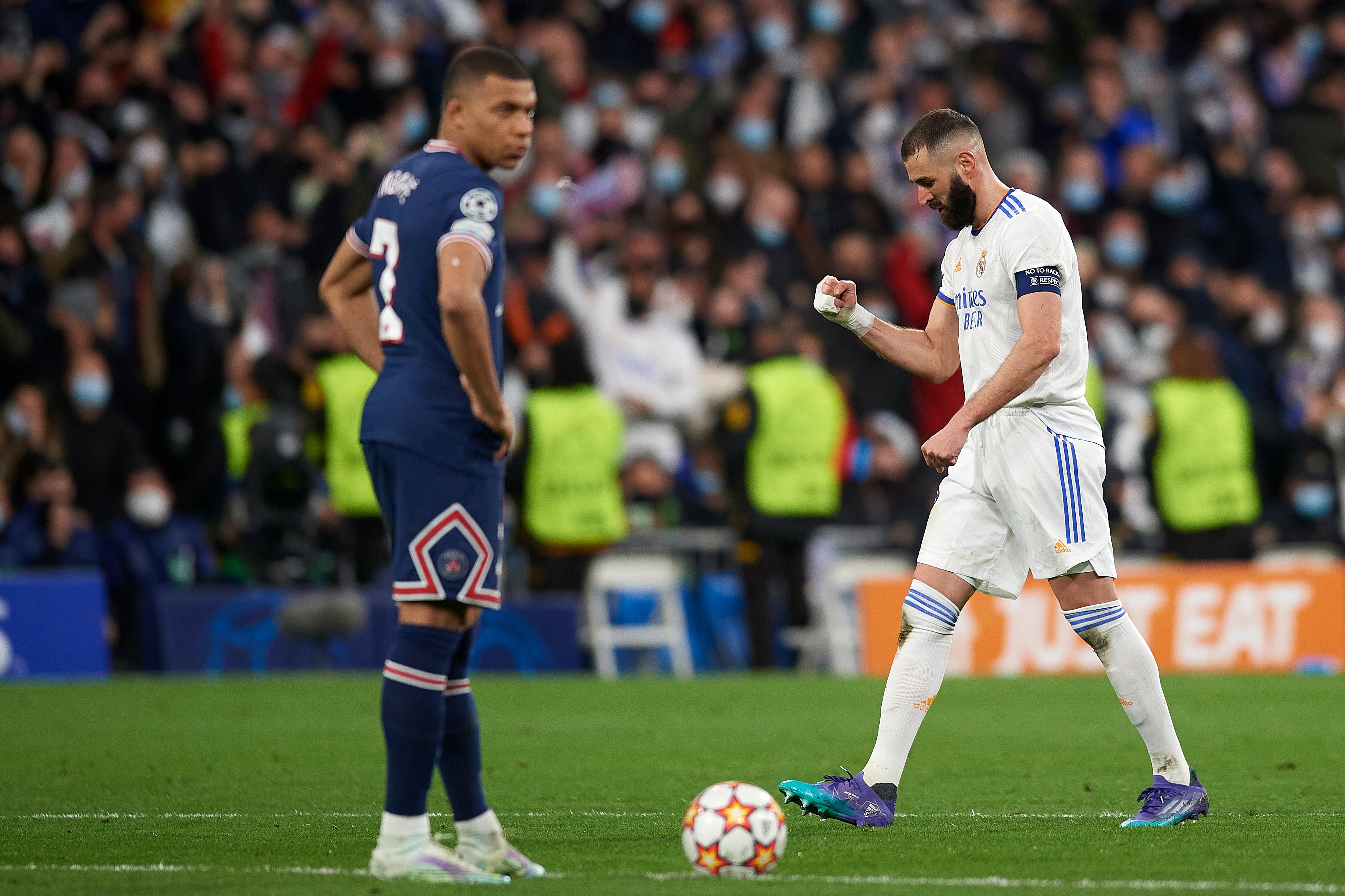 Mbappé, en el Bernabéu el pasado mes de marzo. Benzema celebra uno de sus tres goles en aquel partido