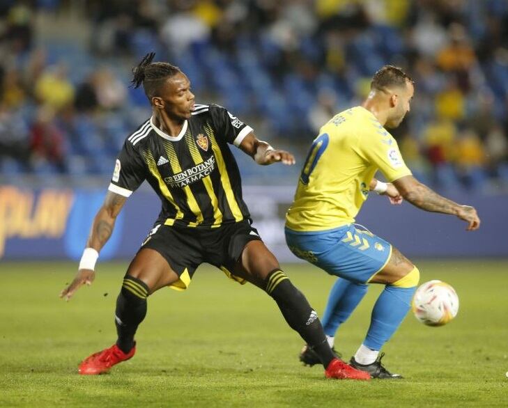 Jair disputa el balón con Jesé en el partido de la temporada pasada disputado en Las Palmas