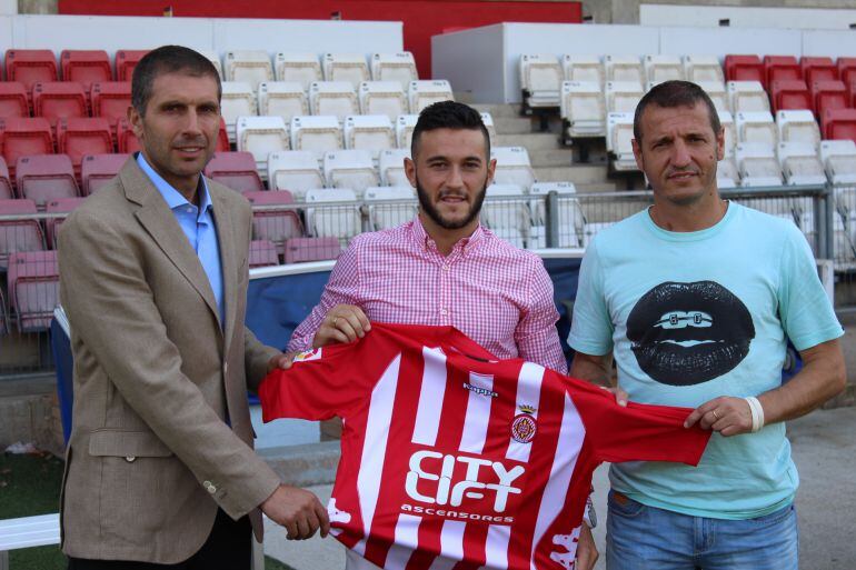 Pol Llonch, amb la samarreta del Girona acompanyat del president Delfí Geli (esquerra) i del director esportiu, Quique Cárcel.