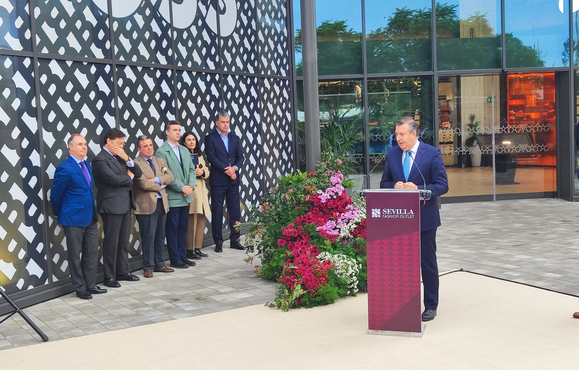 Javier Fdez. toma la palabra en la inauguración de la ampliación del Sevilla Fashion Outlet