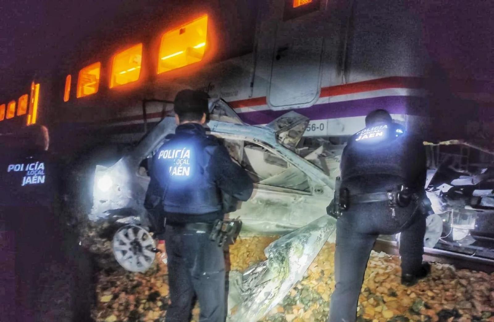 Un tren arrolla un coche en la vía en la provincia de Jaén