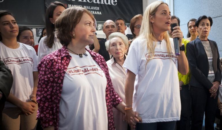 La esposa del alcalde mayor de Caracas Antonio Ledezma, Mitzi Capriles, y esposa del dirigente opositor venezolano Leopoldo López, Lilian Tintori.