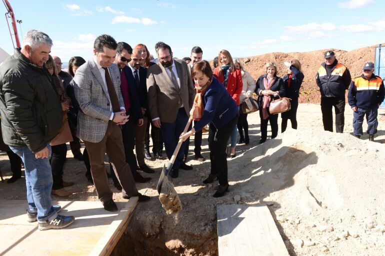 La Delegada del Gobierno, Sandra García, participa junto al delegado de Educación, Germán González, y el alcalde de Maracena, Noel López, en el acto de colocación de la primera piedra del nuevo centro educativo. 