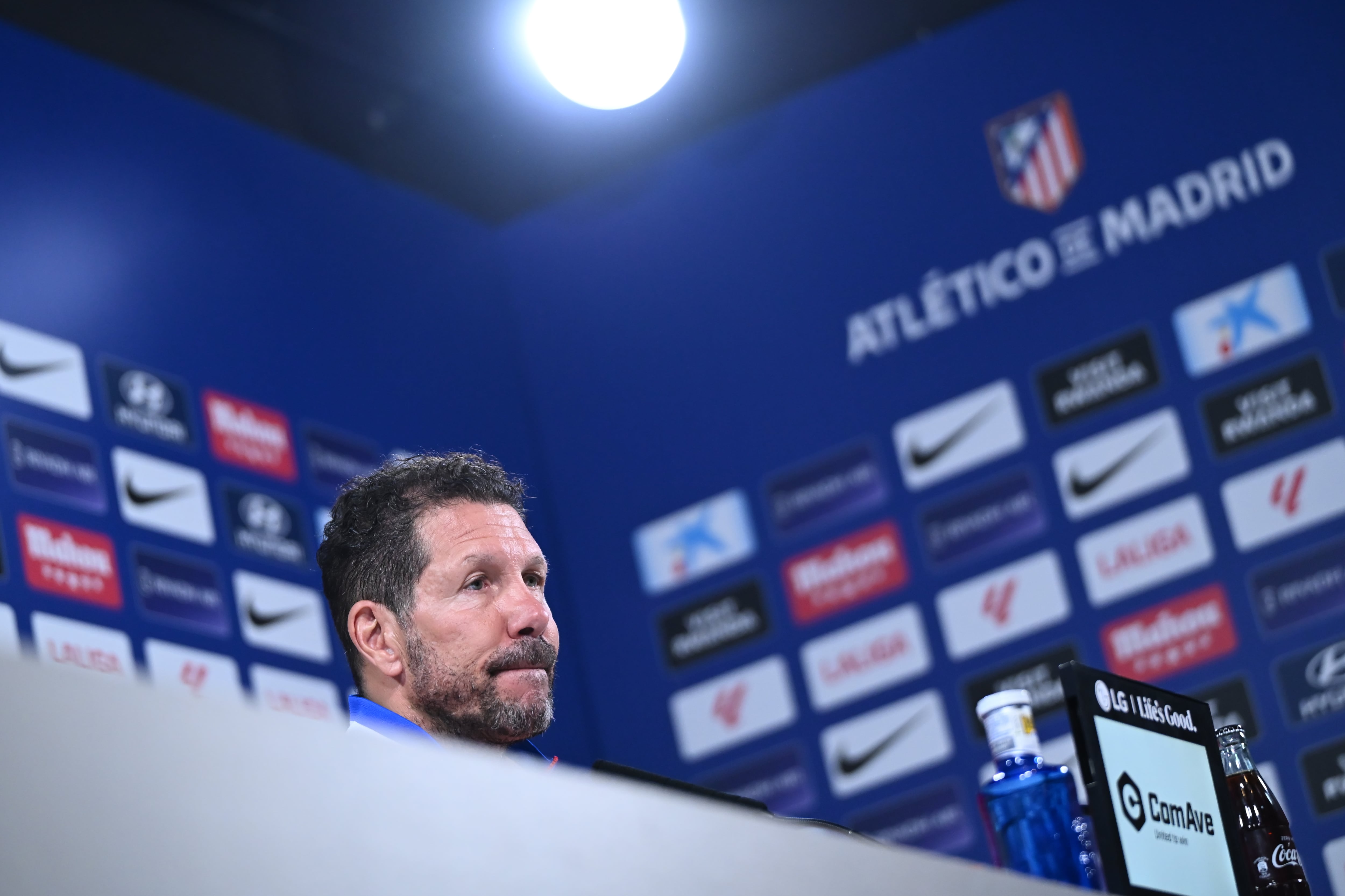 MAJADAHONDA (MADRID), 03/04/2026.- El entrenador del Atlético de Madrid, Diego Pablo Simeone, da una rueda de prensa tras dirigir un entrenamiento del equipo este viernes en Majadahonda para preparar su próximo partido contra el FC Barcelona. EFE/ Fernando Villar