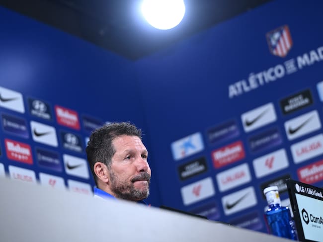 MAJADAHONDA (MADRID), 03/04/2026.- El entrenador del Atlético de Madrid, Diego Pablo Simeone, da una rueda de prensa tras dirigir un entrenamiento del equipo este viernes en Majadahonda para preparar su próximo partido contra el FC Barcelona. EFE/ Fernando Villar