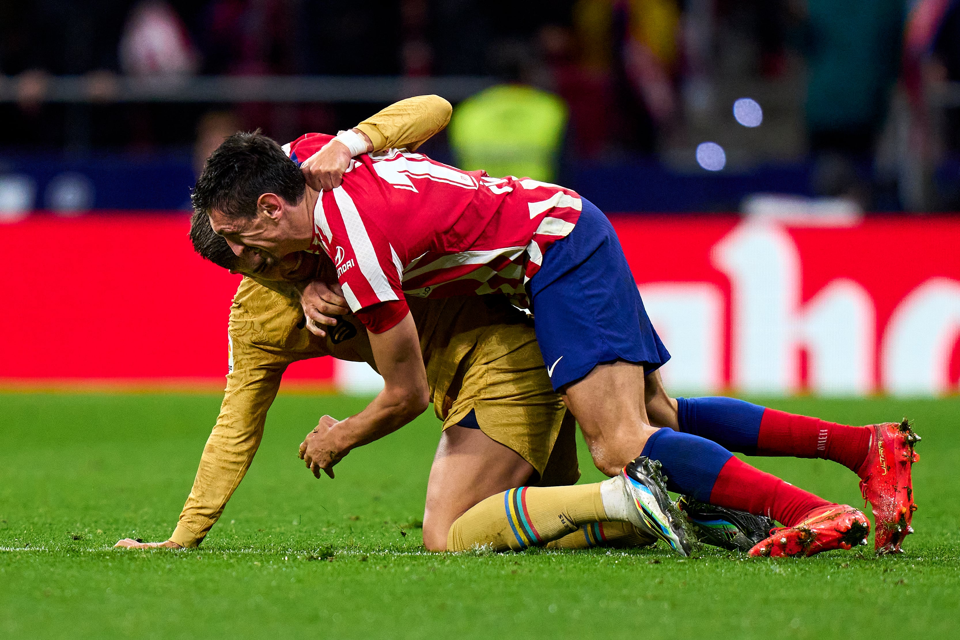 Ferrán Torres y Savic en la acción que propició su expulsión.