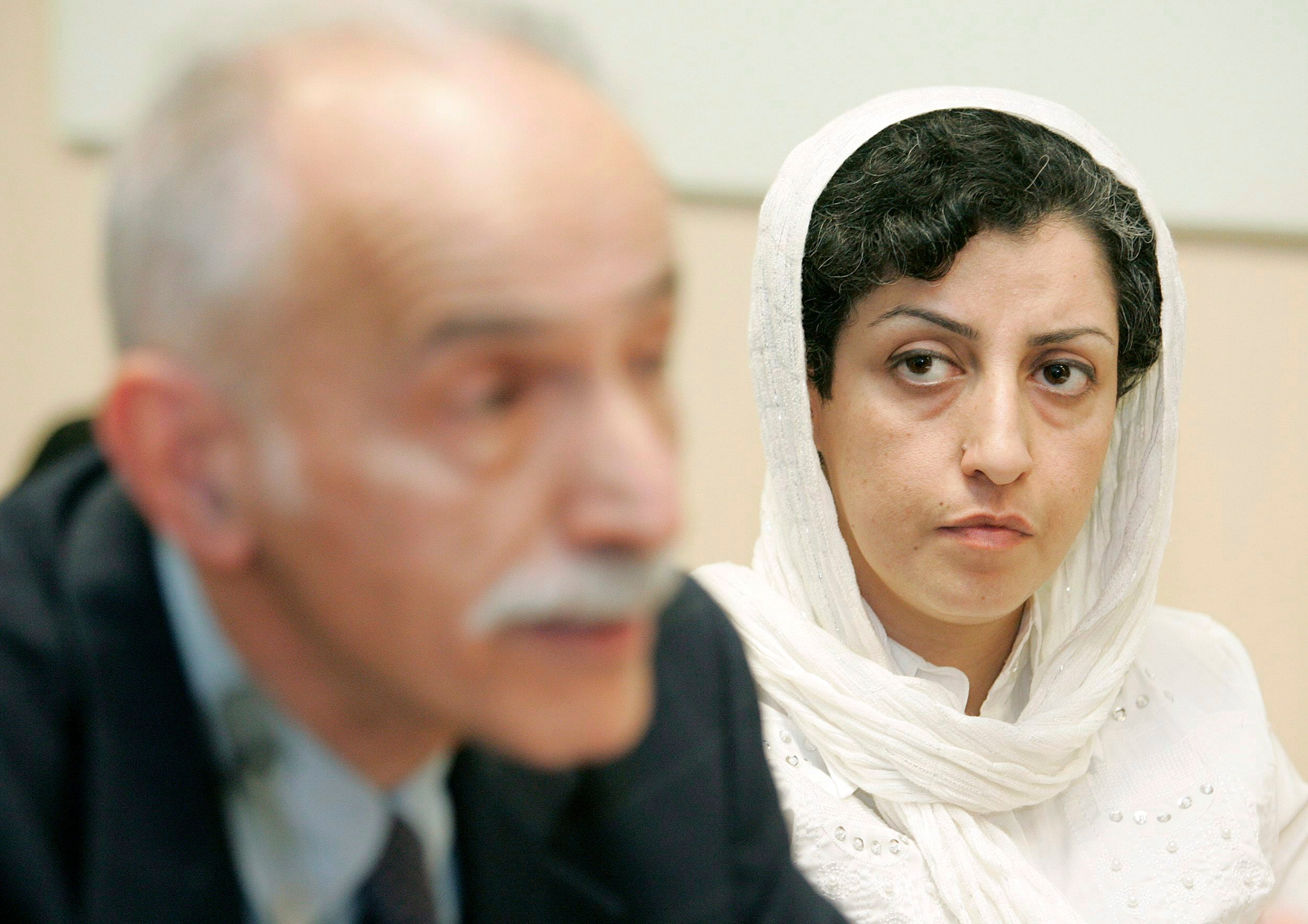 La activista iraní Narges Mohammadi gana el Premio Nobel de la Paz 2023 por su lucha por los derechos de las mujeres en Irán. EFE/ Magali Girardin