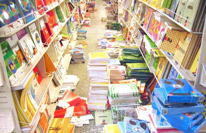 Diversos libros de texto en una librería