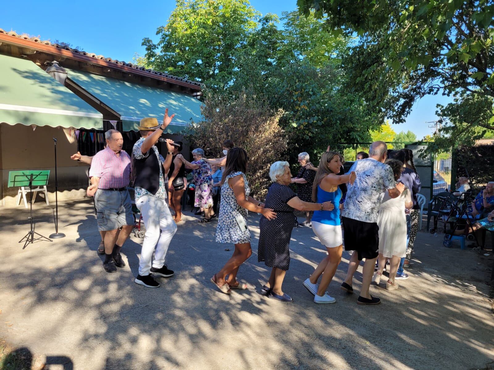 Los usuarios del centro y familiares disfrutaron de la actuación de Pablo Plaza