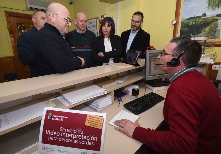 Servicio de Vídeointerpretación para sordos de la Diputación de Granada en el Ayuntamiento de Atarfe