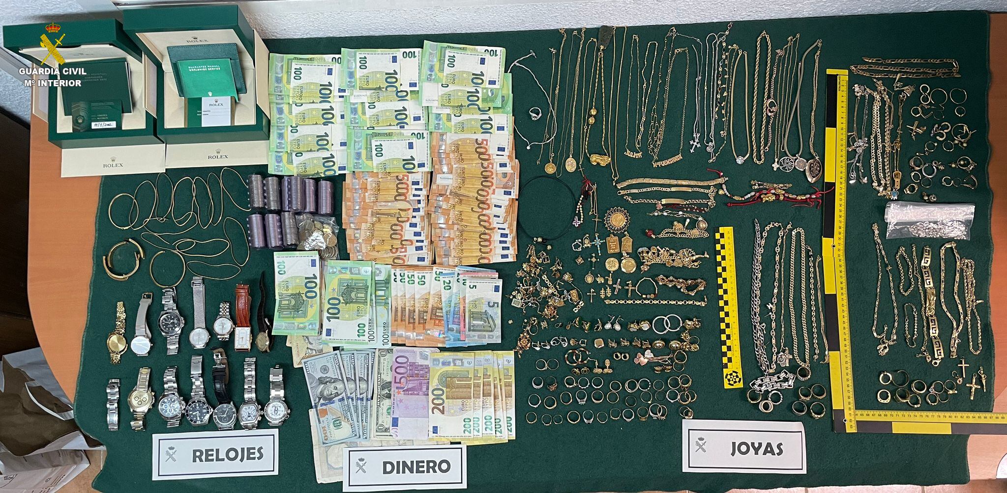 Parte de lo recuperado por la Guardia Civil