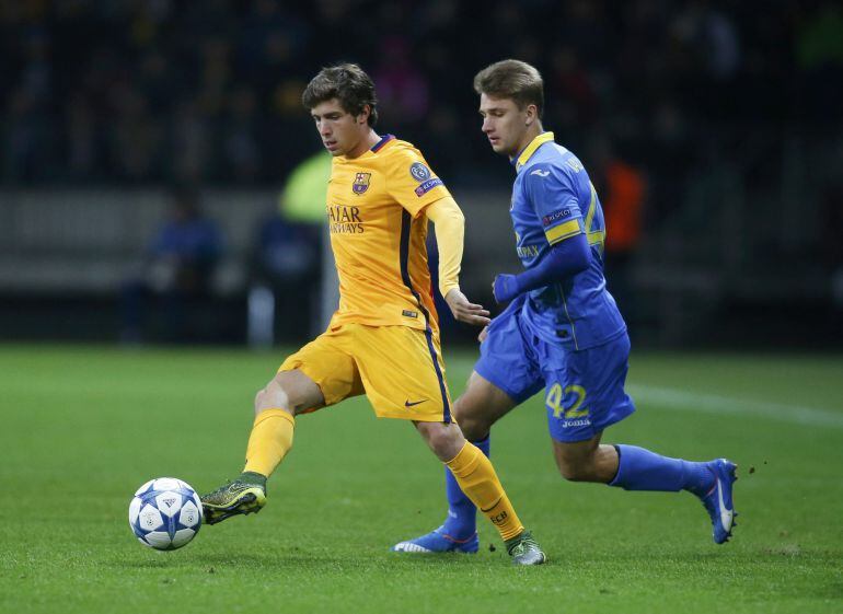 Sergi Roberto guía el balón durante el partido ante el BATE