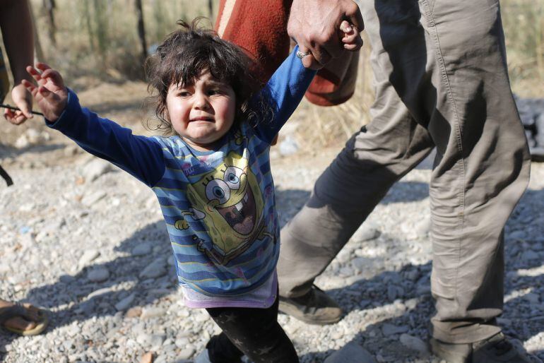 Refugiados cruzan la frontera entre Macedonia y Grecia,