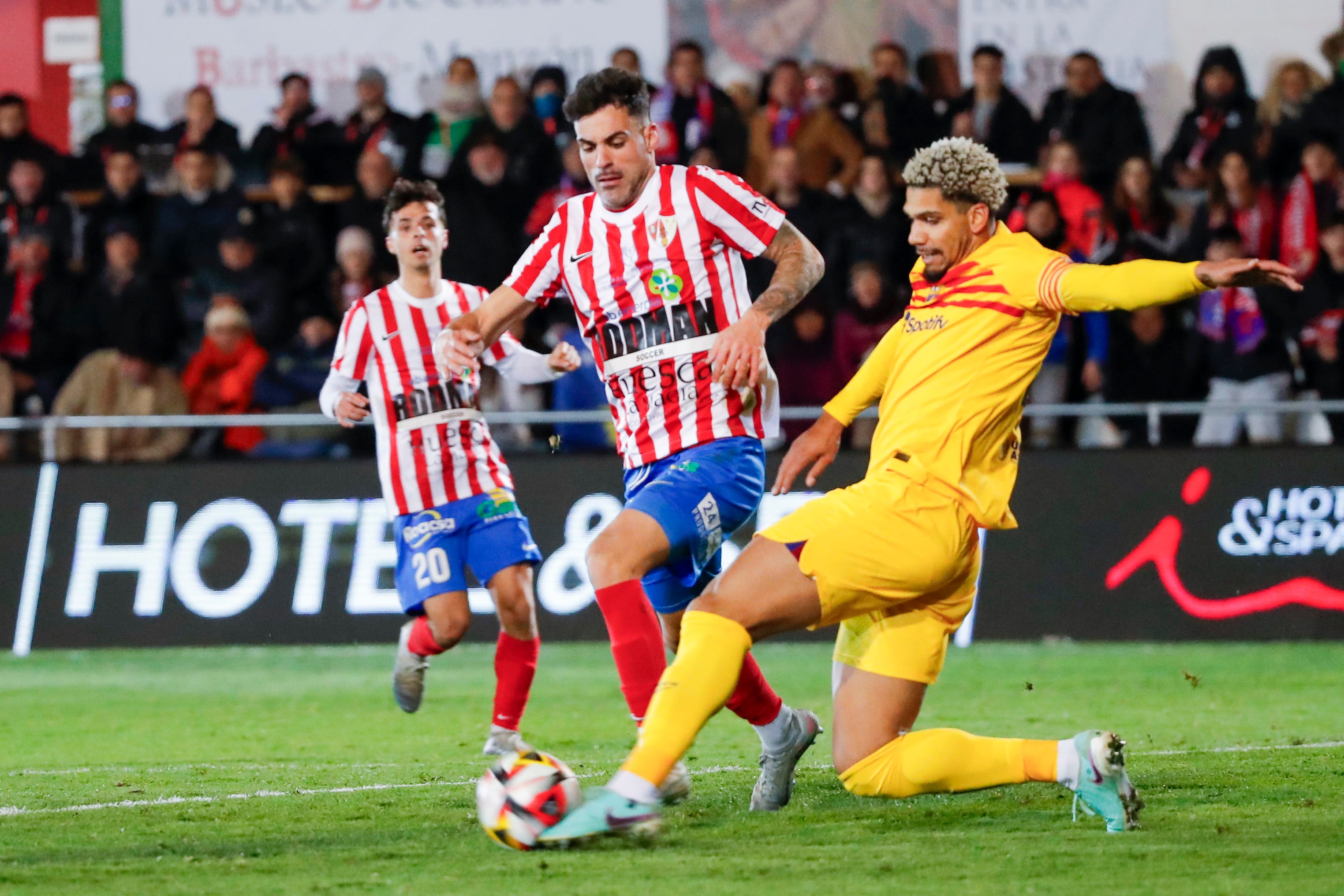 Ronald Araújo disputa un balón ante Adrià De Mesa durante el encuentro disputado el año pasado en el municipal. Foto: EFE/ 