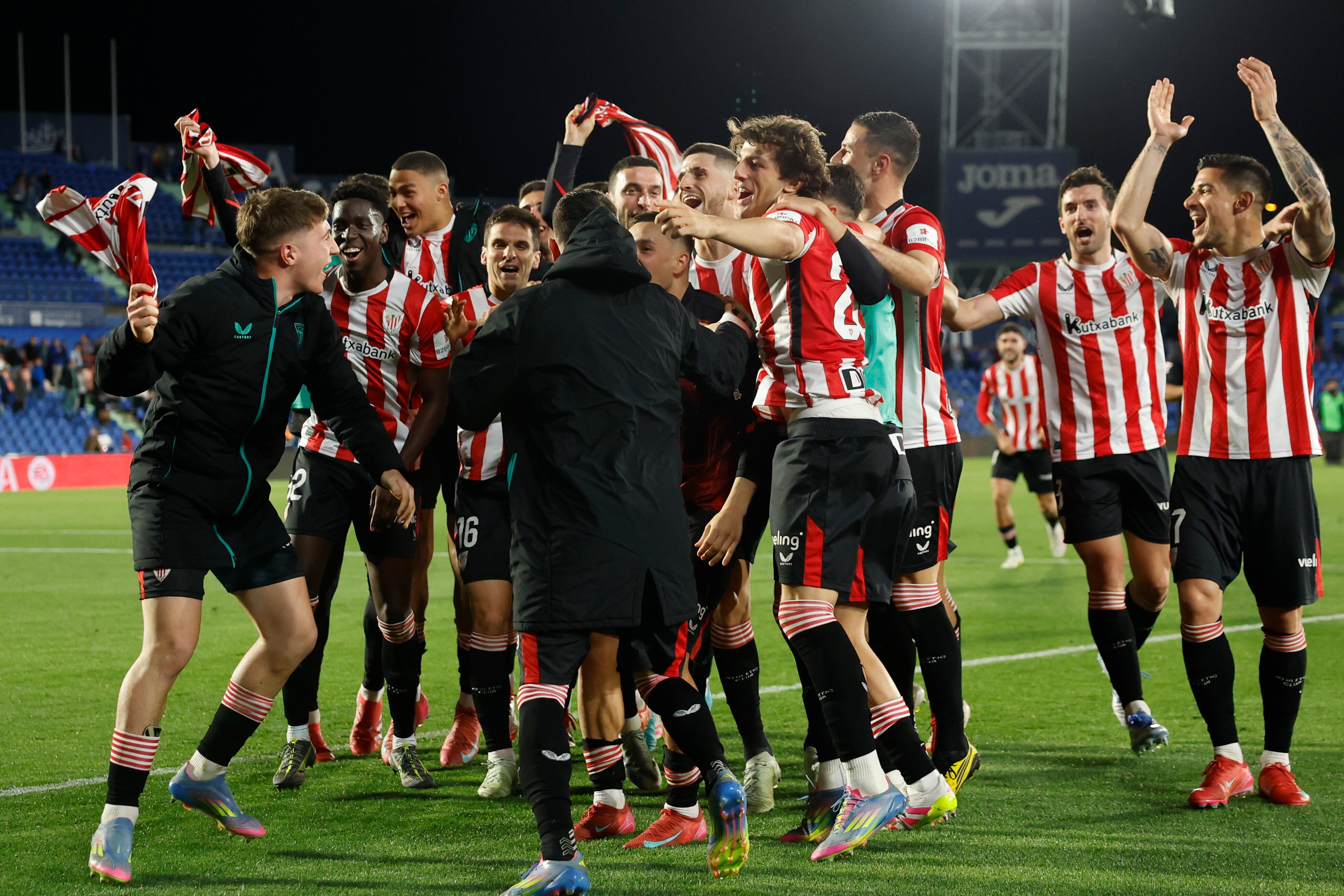 Los jugadores del Athletic Club celebran su victoria a la finalización del encuentro correspondiente a la jornada 36 de LaLiga que Getafe CF y Athletic de Bilbao han disputado en el Coliseum de Getafe