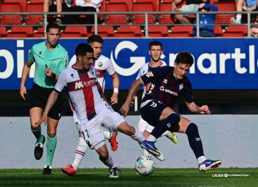 El Huesca volvía a perder en Éibar sigue más cerca del descenso