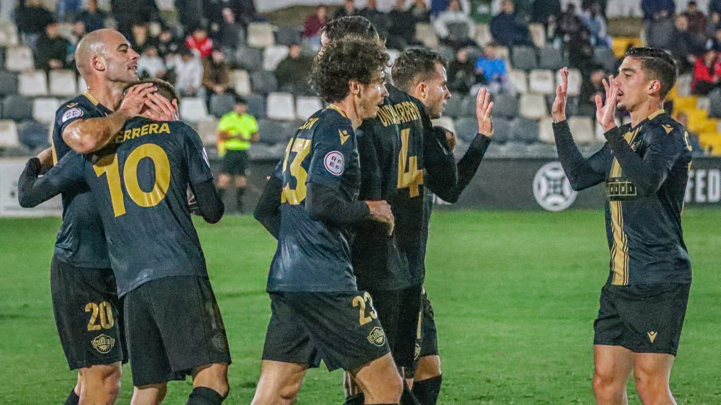 Los jugadores del CF Intercity celebran un gol ante el Alcoyano en el Antonio Solana