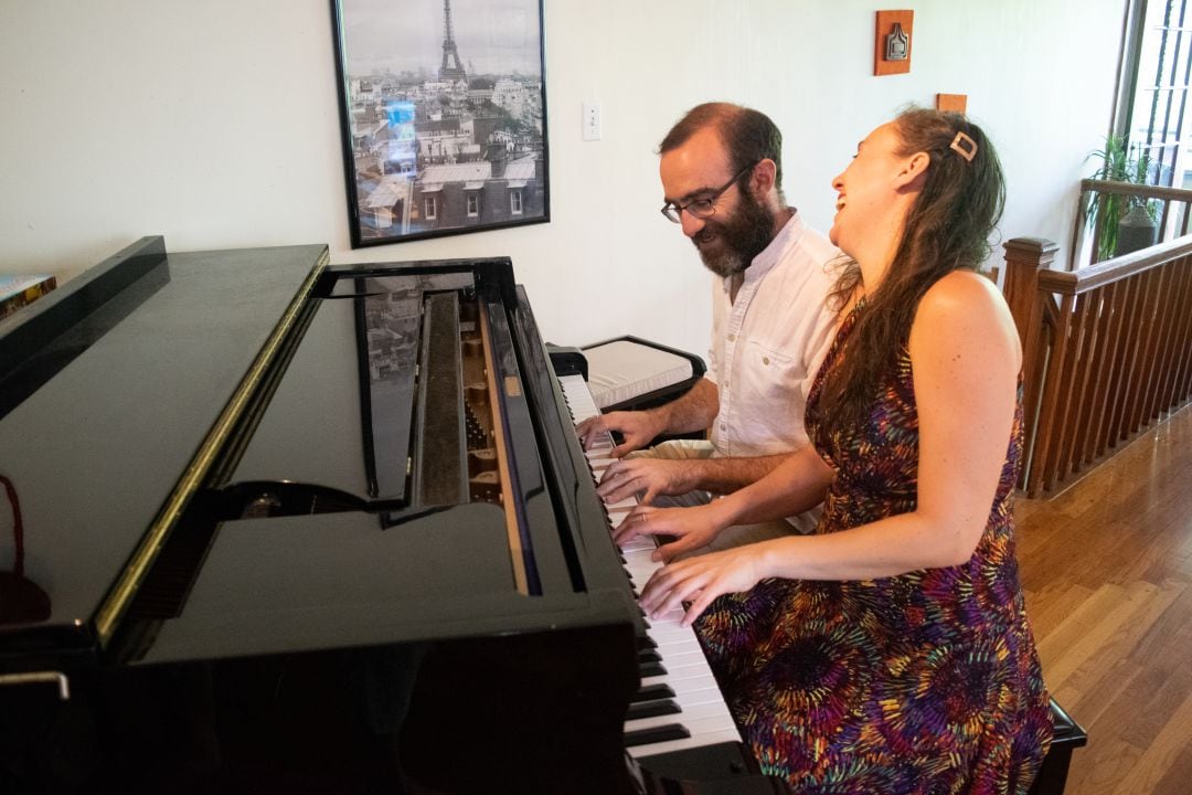 Manuel y María tocando juntos el piano en su casa de Boston