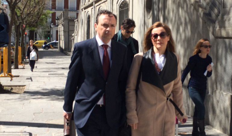 La técnico municipal del Ayuntamiento de Jerez Lourdes Montenegro, junto con su abogado, a su llegada al Tribunal Supremo.