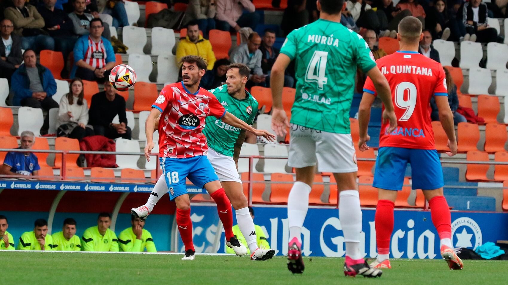 Javi Castellano presiona a Jozabed ante la mirada de Murua y Quintana / CD Lugo