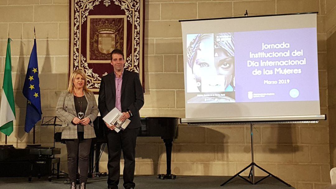 Rubén Guerrero junto a la alcaldesa de Jerez Mamen Sánchez, en la entrega del premio &quot;Racimo&quot;