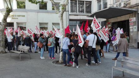 Cocnetración sindical frente a la sede de la CEOE