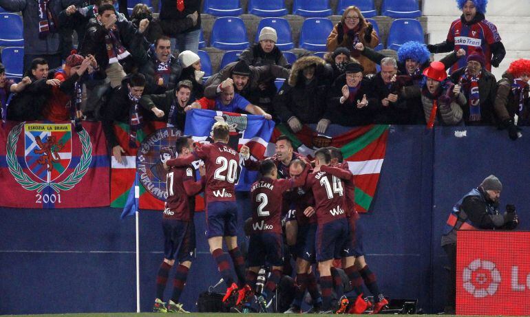 Los jugadores del Eibar celebran la victoria in extremis en Butarque