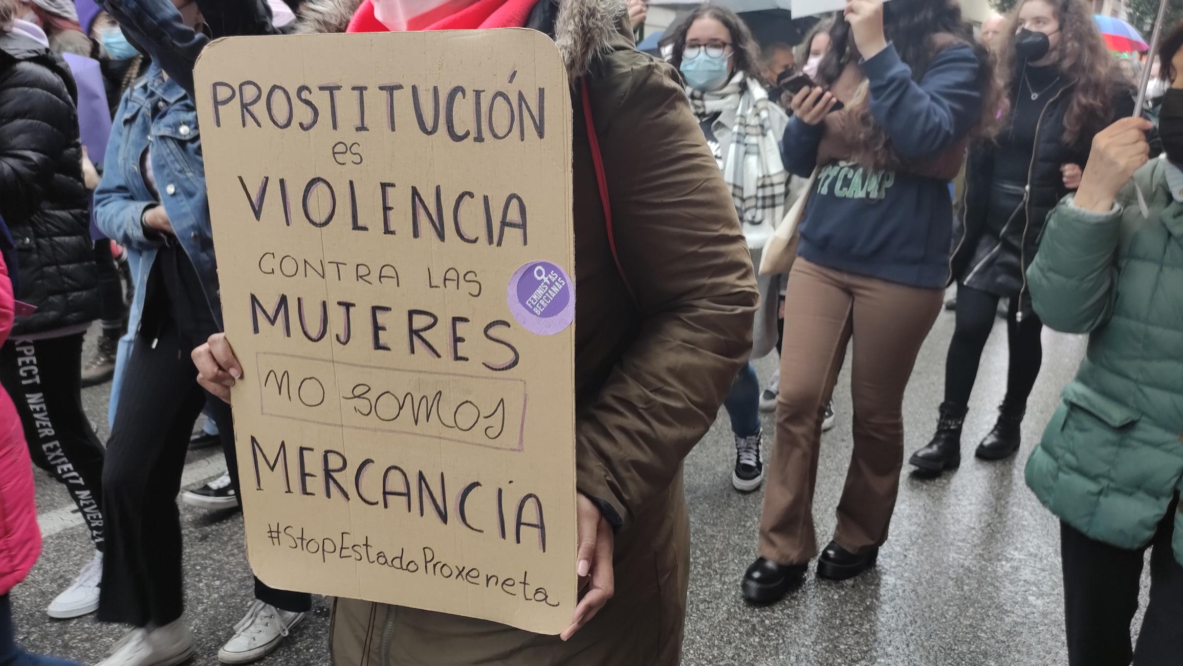 La pancarta pide la abolición de la prostitución en la manifestación por el 8M de Ponferrada (León).