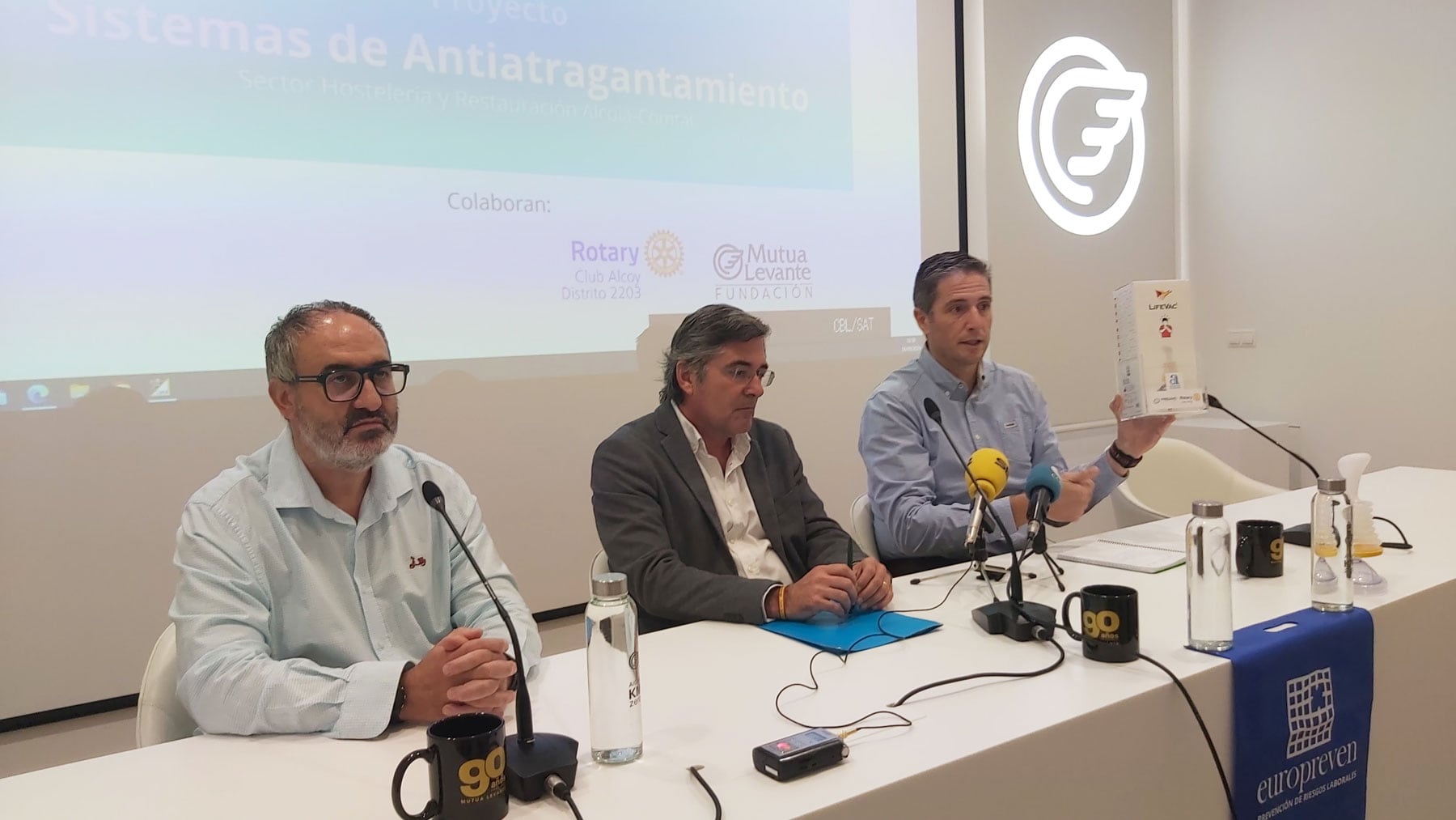 Ramón Reche y Carlos Pastor junto a Natxo Gómez, que muestra uno de los dispositivos presentados en la sede de Fundación Mutua Levante