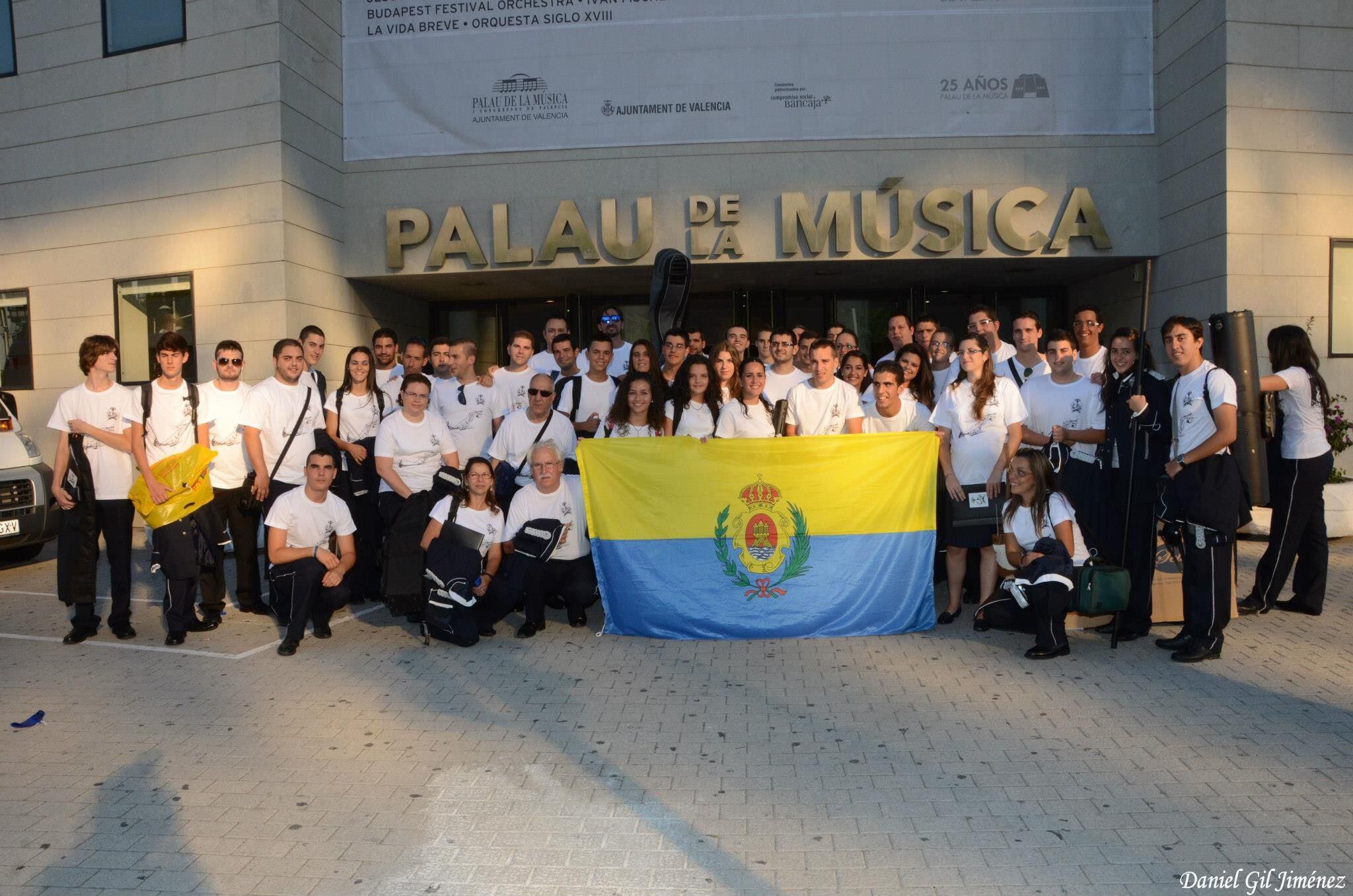 Componentes de la Banda de Música Armando Herrero a las puertas del Pau de la Música de Valencia.