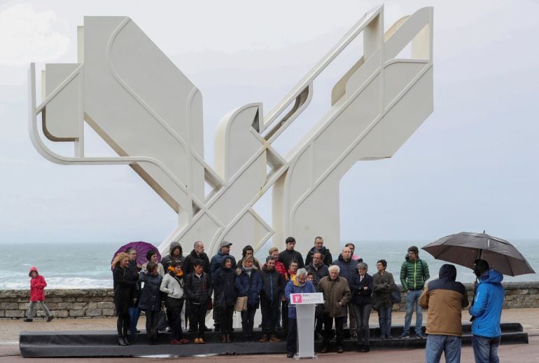 Miembros del Foro Social Permanente leen en la Paloma de la Paz de San Sebastián una declaración para destacar el papel de la sociedad civil en el fin de ETA