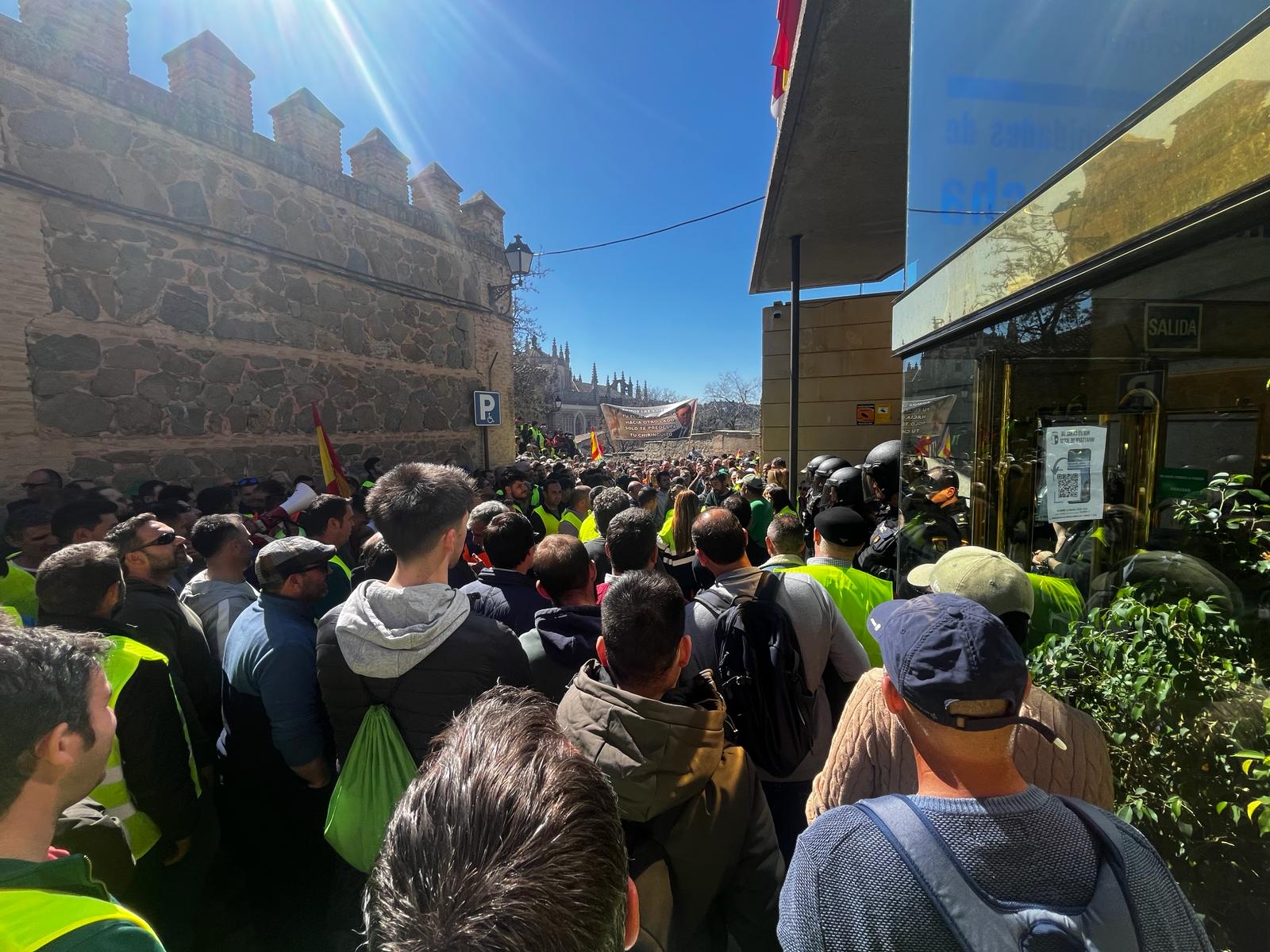 Imagen de archivo de la concentración de los agricultores y ganaderos a las puertas de la Consejería de Agricultura durante el pasado 12 de marzo