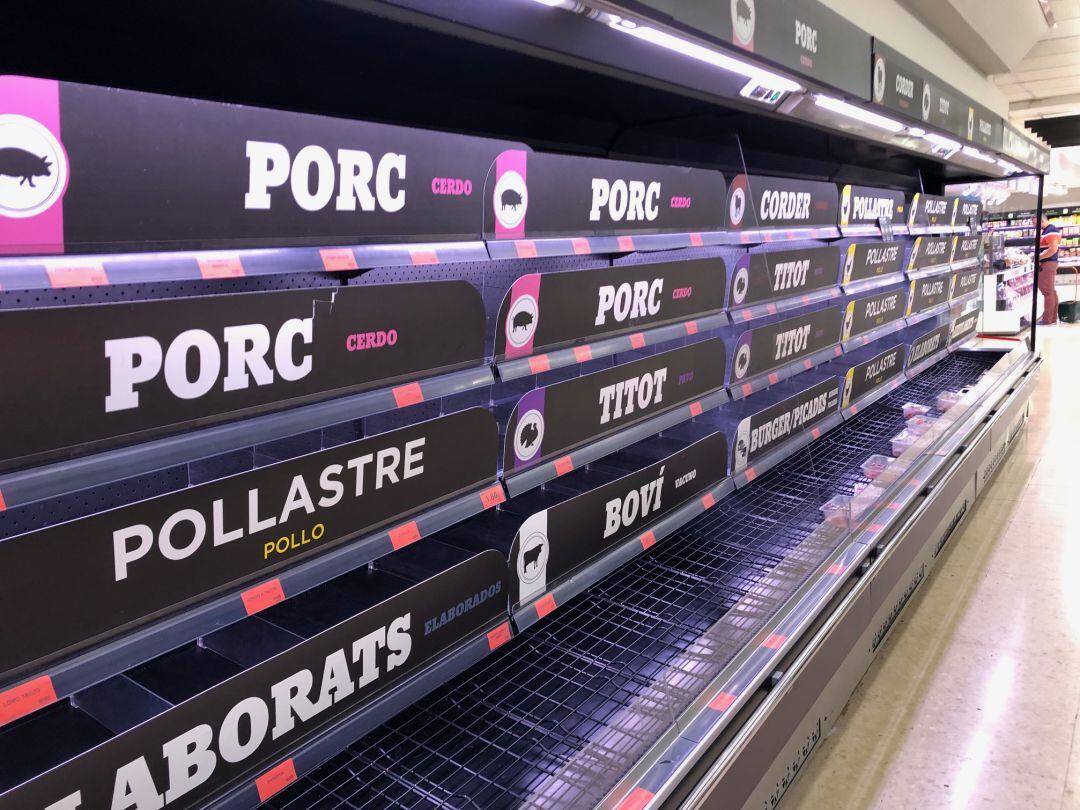 Imagen inusual de una estanteria de carne de un supermercado de Gandia sin productos