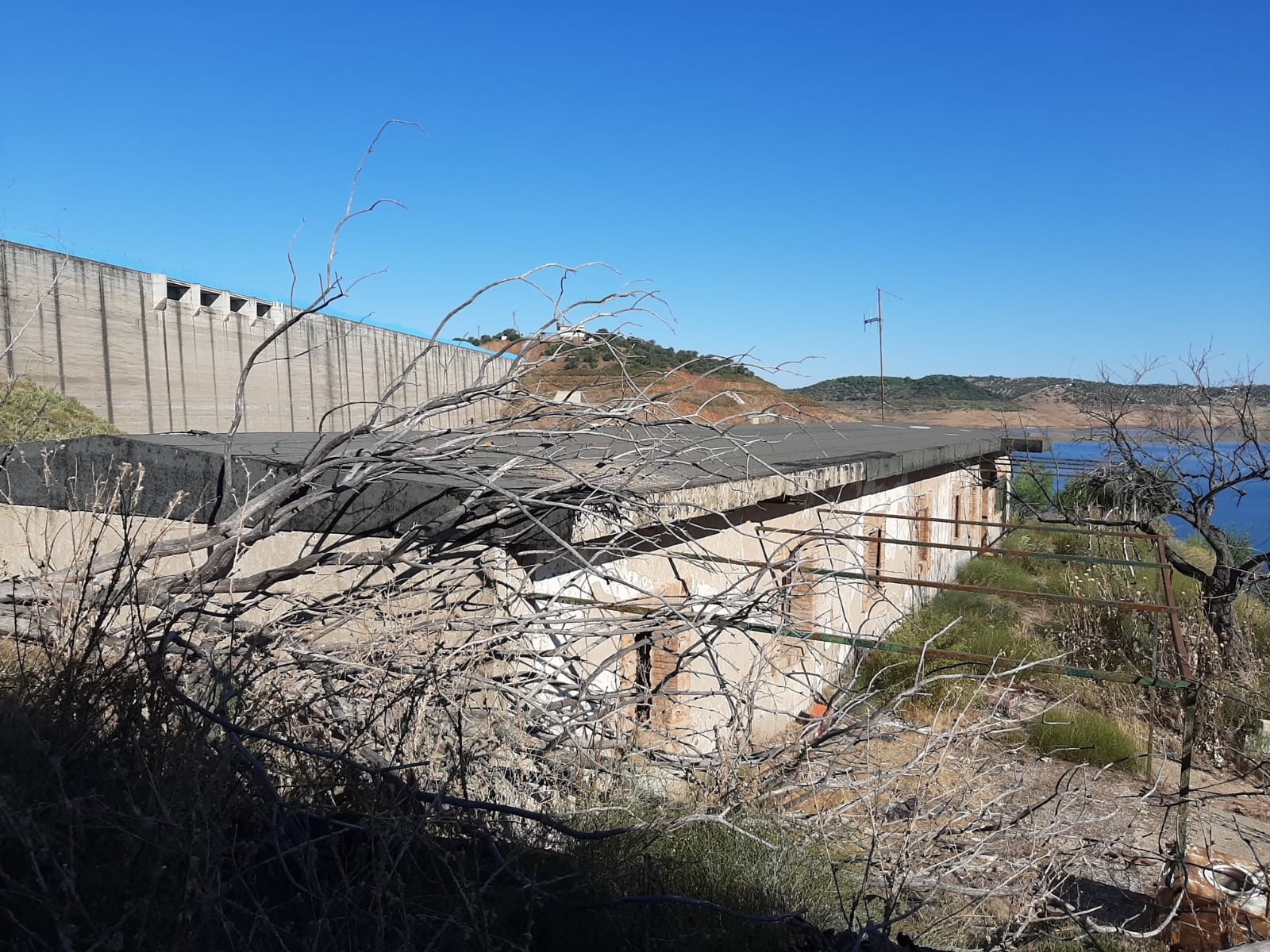 Instalaciones de La Breña I  que quedaron sumergidas con la construcción del embalse de La Breña II y que acaban de ser demolidas