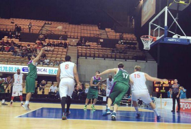 Dani Díez lanza un tiro libre durante el Cholet 75-70 Unicaja