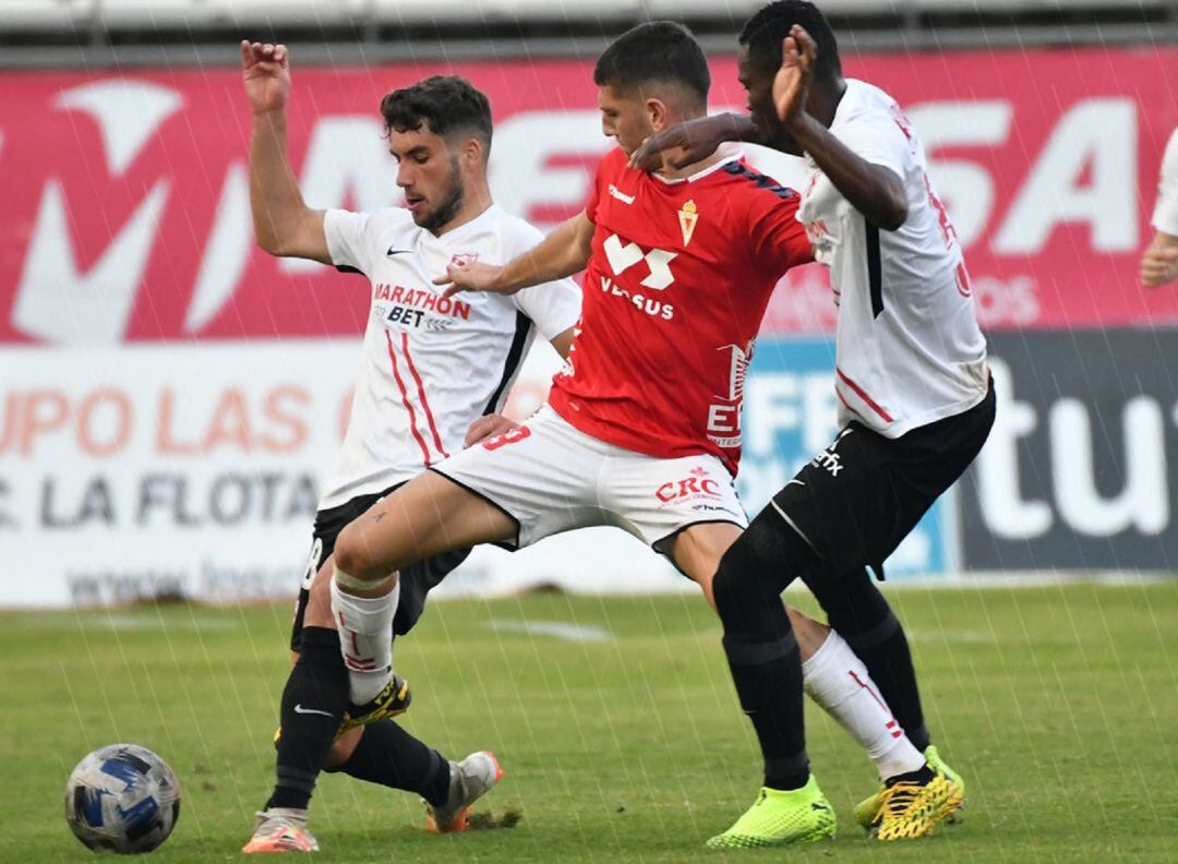 Toril peleando el balón en el partido ante Sevilla Atlético de la primera vuelta