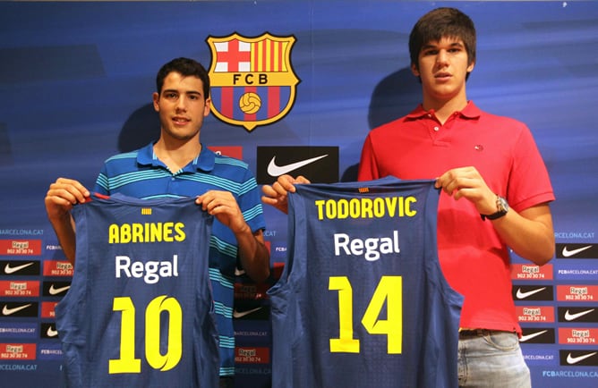 Alex Abrines y Marko Todorovic muestran sus camisetas, durante su presentación